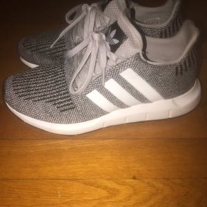 Women’s adidas sneakers Sz 9